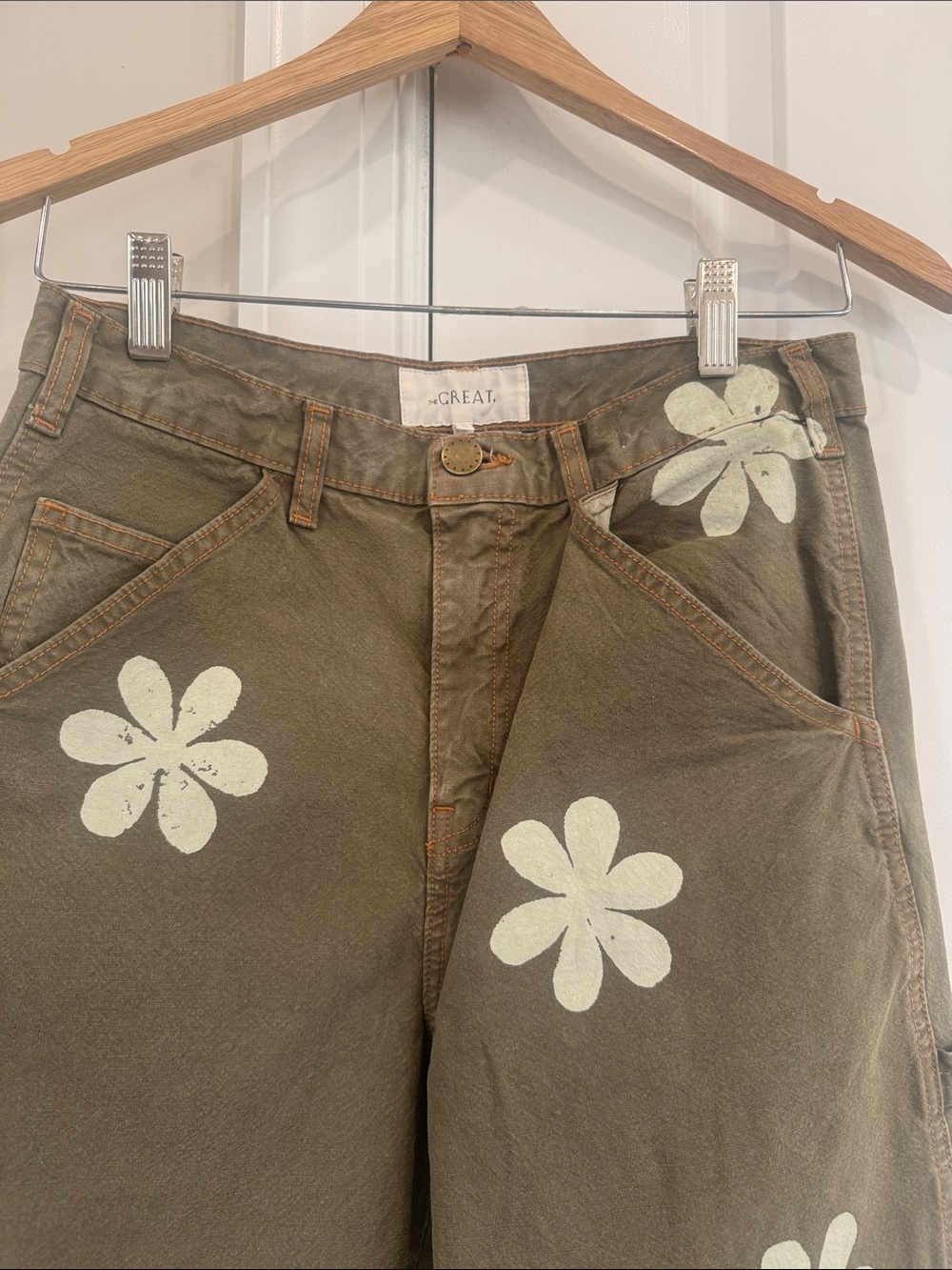 THE GREAT. Olive green painter-style pants with white daisy motifs - Picture 4 of 9